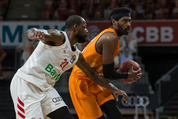 她在网前小 她在网前小